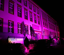 Die gesamte Frontseite der Universitätsklinik für Frauenheilkunde, Geburtshilfe und Reproduktionsmedizin Magdeburg wurde in der Farbe Purpur angestrahlt.