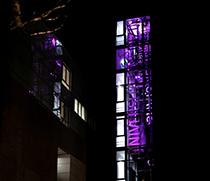 Fahrstuhlschacht der UMMD beleuchtet anlässlich des Weltpankreaskrebstages