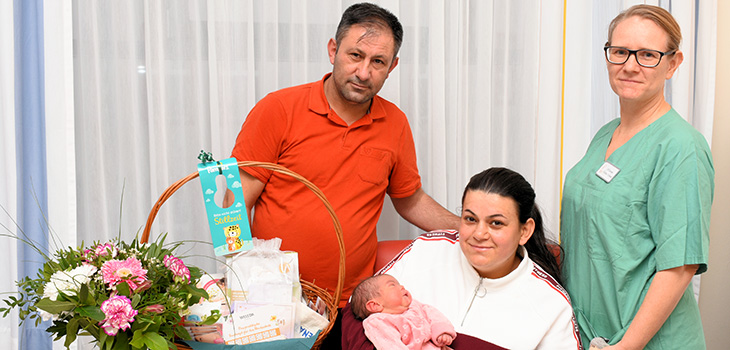 Papa Muslim Shamsa, Mama Rahims Ismail mit Baby Rojda im Arm sowie Hebamme und Geburtsbegleiterin Nadine Mendel.