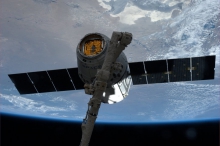 Einfangen des Dragon durch den robotischen Arm der ISS am 20. April 2014 (c) NASA