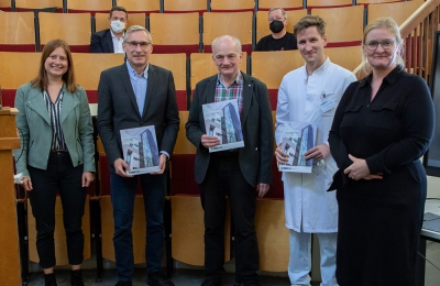 v.l. Clara Höffner, Prof. Volkmar Leßmann, Prof. Hermann-Josef Rothkötter, Dr. Wilfried Obst, Dekanin Prof. Dr. Daniela Dieterich