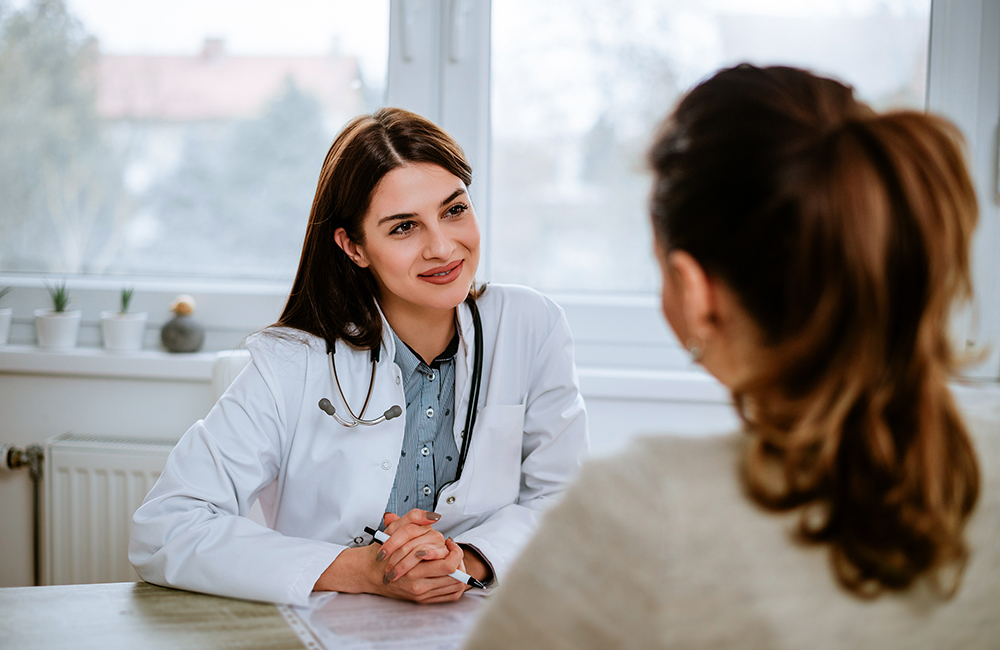 Gespräch zwischen einer jungen Ärztin und ihrer Patientin - © bnenin - stock.adobe.com
