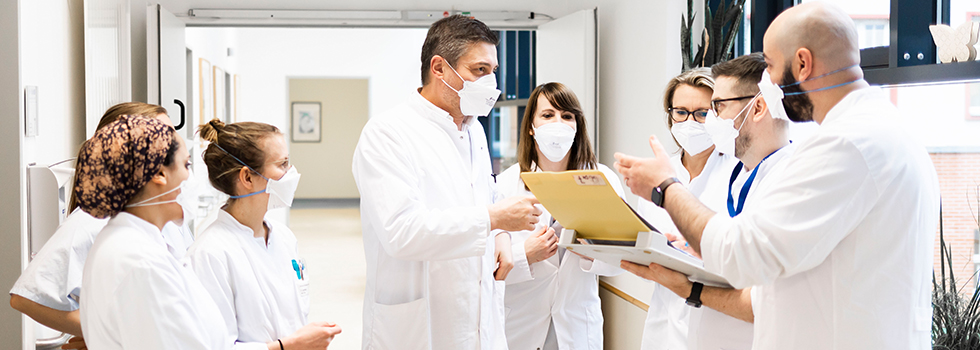 Prof. Dr. Atanas Ignatov und sein Team bei einer Besprechung in der Universitätsfrauenklinik