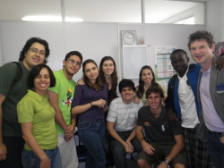 Studentenunterricht im Gesundheitszentrum einer Favela in Rio, rechts: Prof. Dr. Markus Herrmann