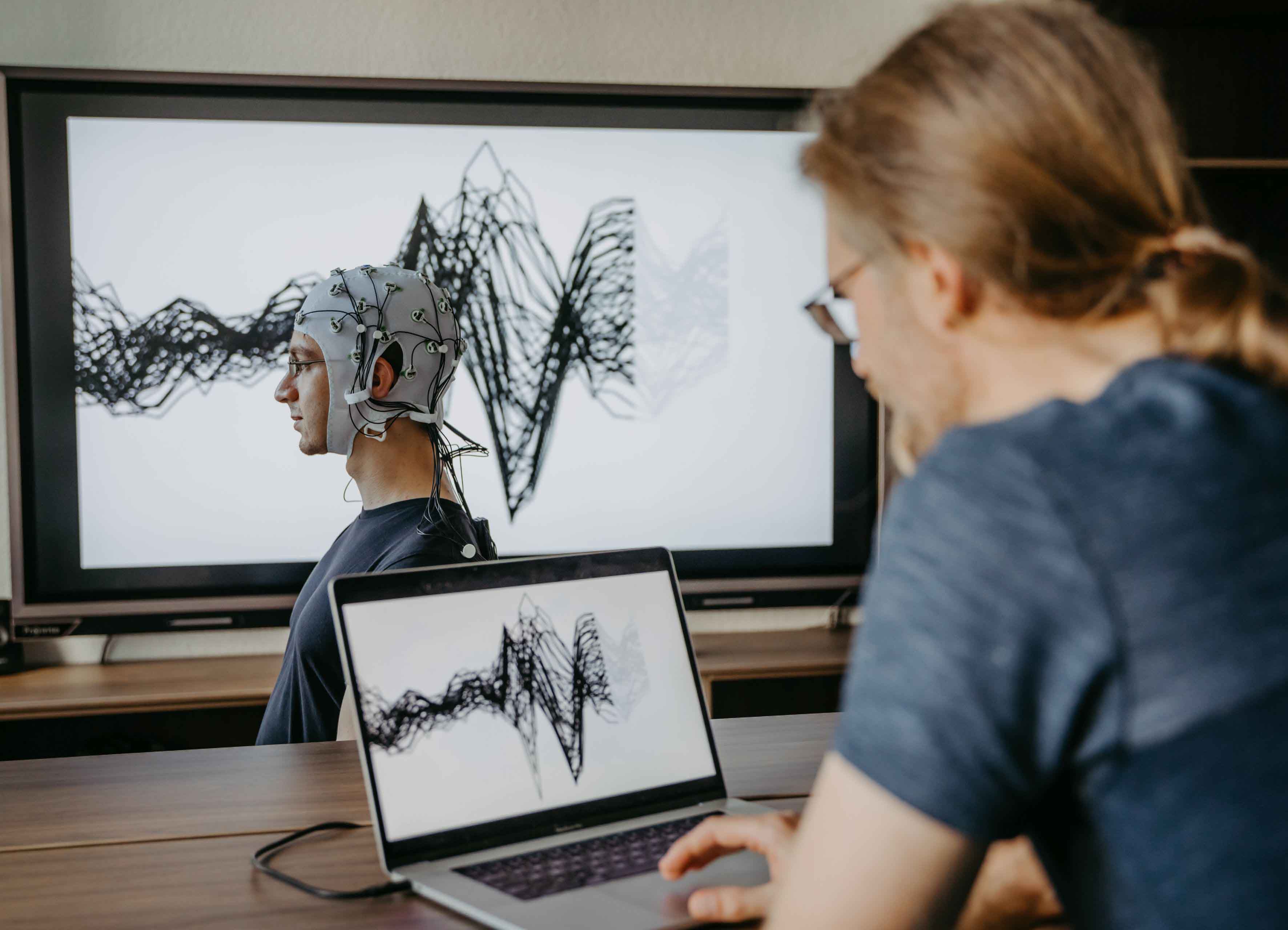 Messung der Gehirnaktivität mit einem Elektro-Enzephalogramm (EEG). Copyright Jana Dünnhaupt  Uni Magdeburg